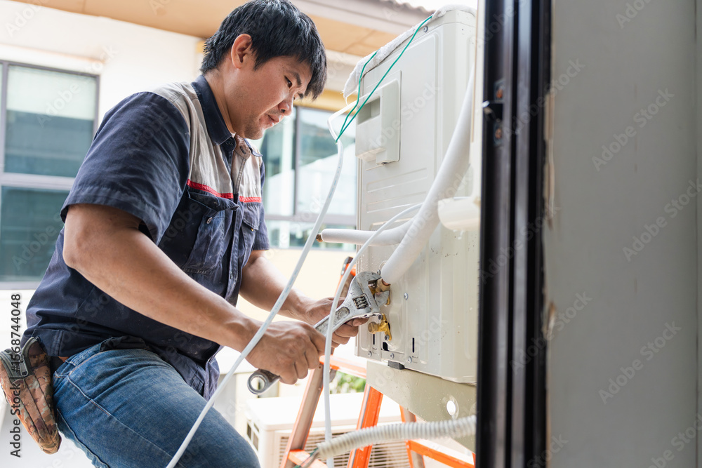 室外機を整備する作業員